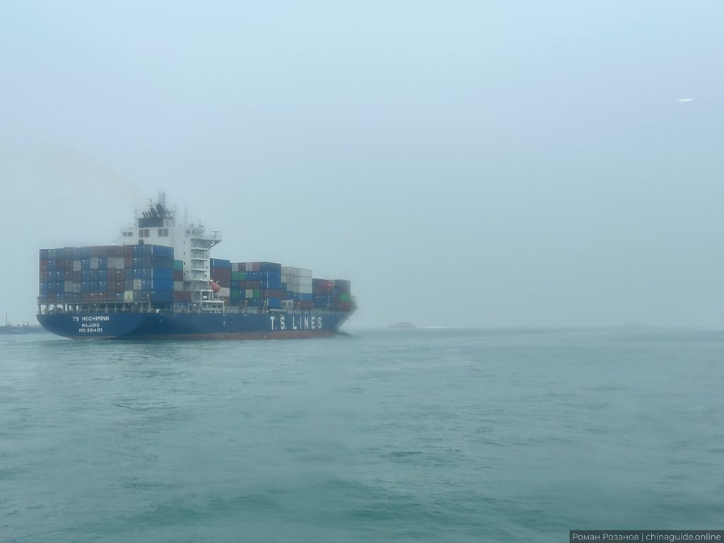 Грузовой контейнеровоз T.S. Lines в тумане на море