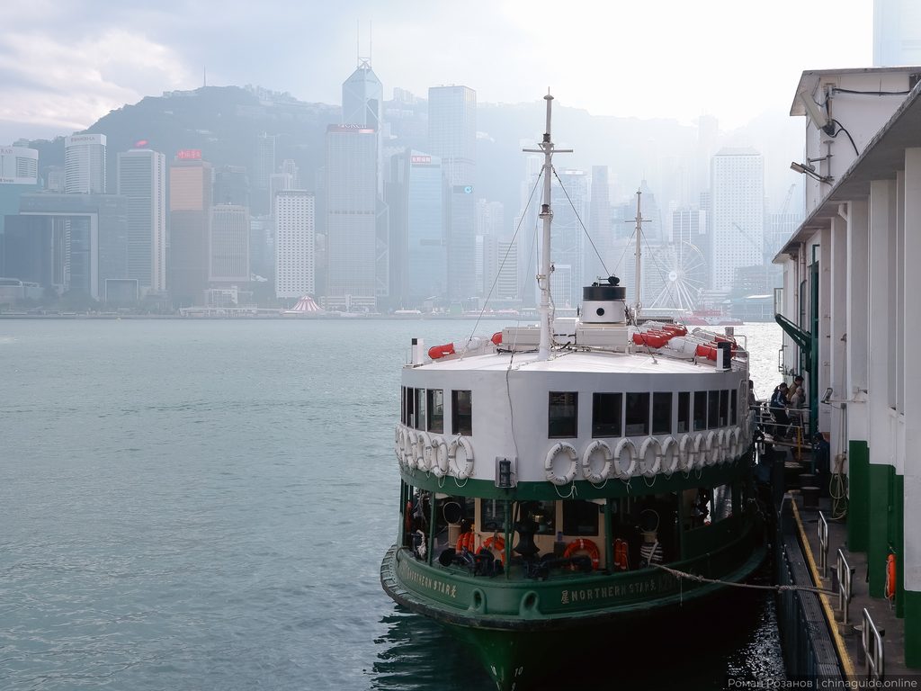 Паром Star Ferry на фоне небоскрёбов Гонконга. Ходит через гавань Виктория между островом Гонконг и Коулуном.