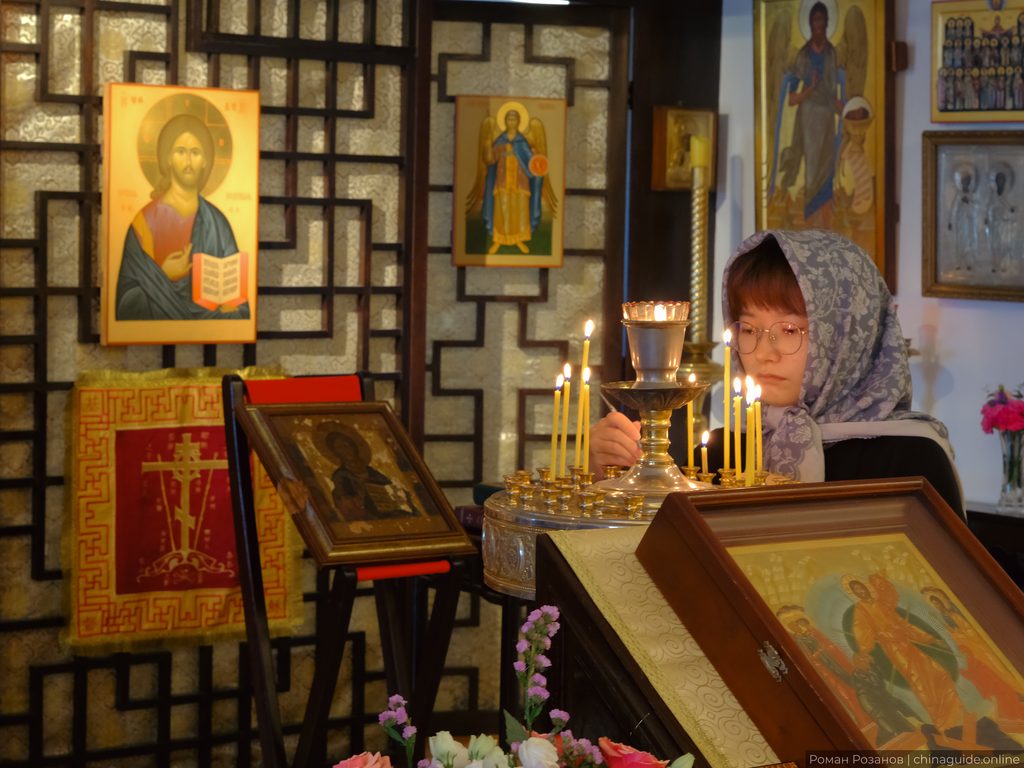 Девочка в платке молится в православном храме