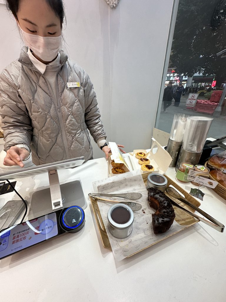 Продавец в маске демонстрирует традиционные китайские продукты