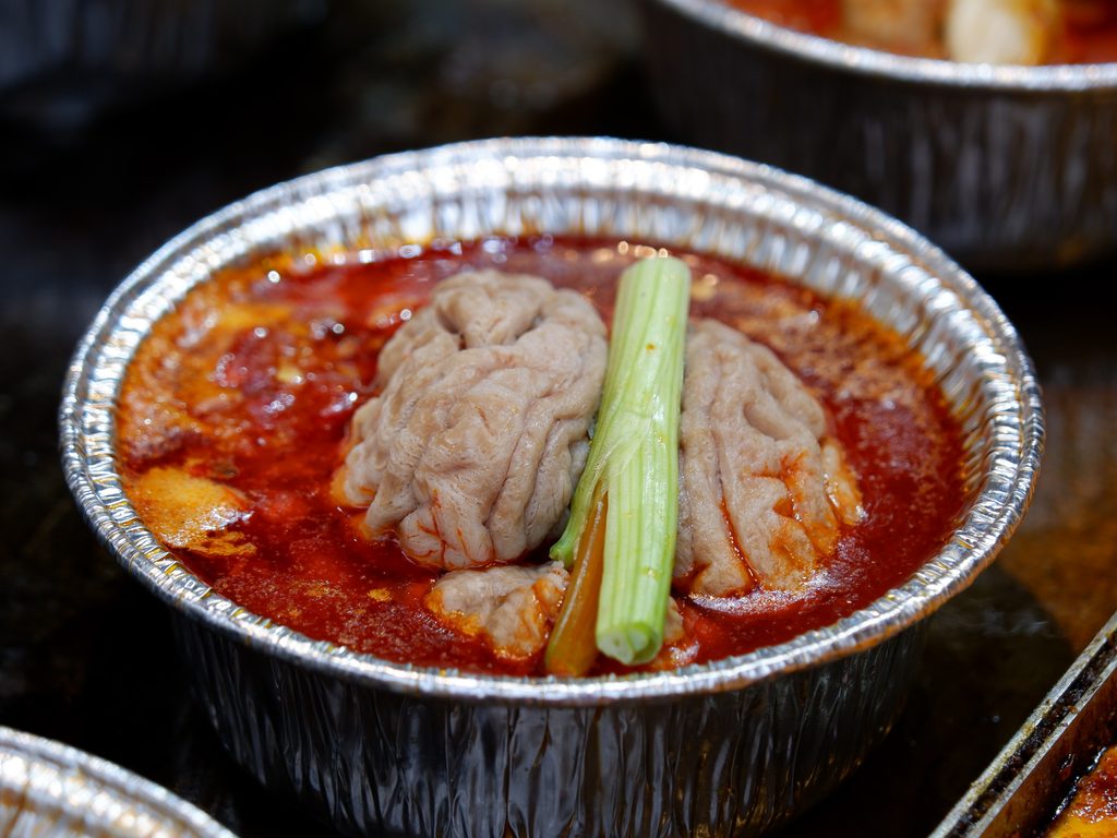 Острая мясная лапша в красном бульоне с зеленым луком