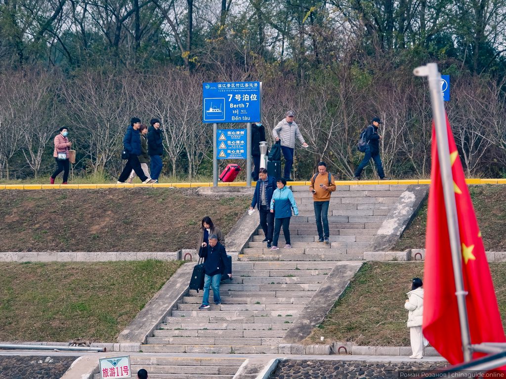 Туристы на причале на реке Ли