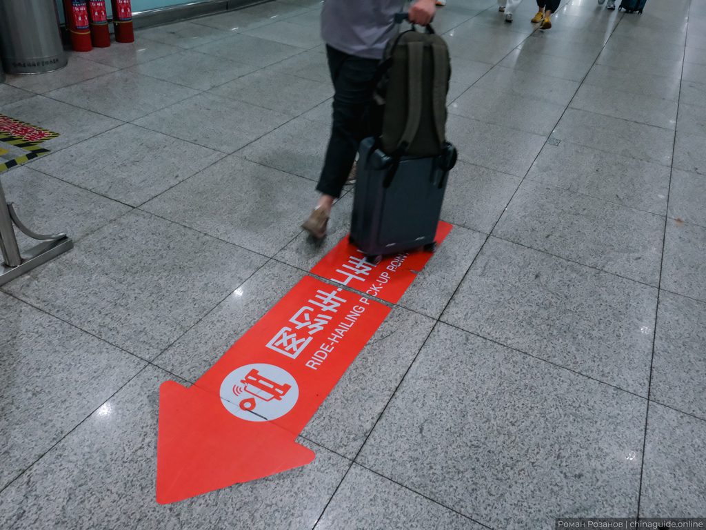 Реклама сервиса проката самокатов на полу метро