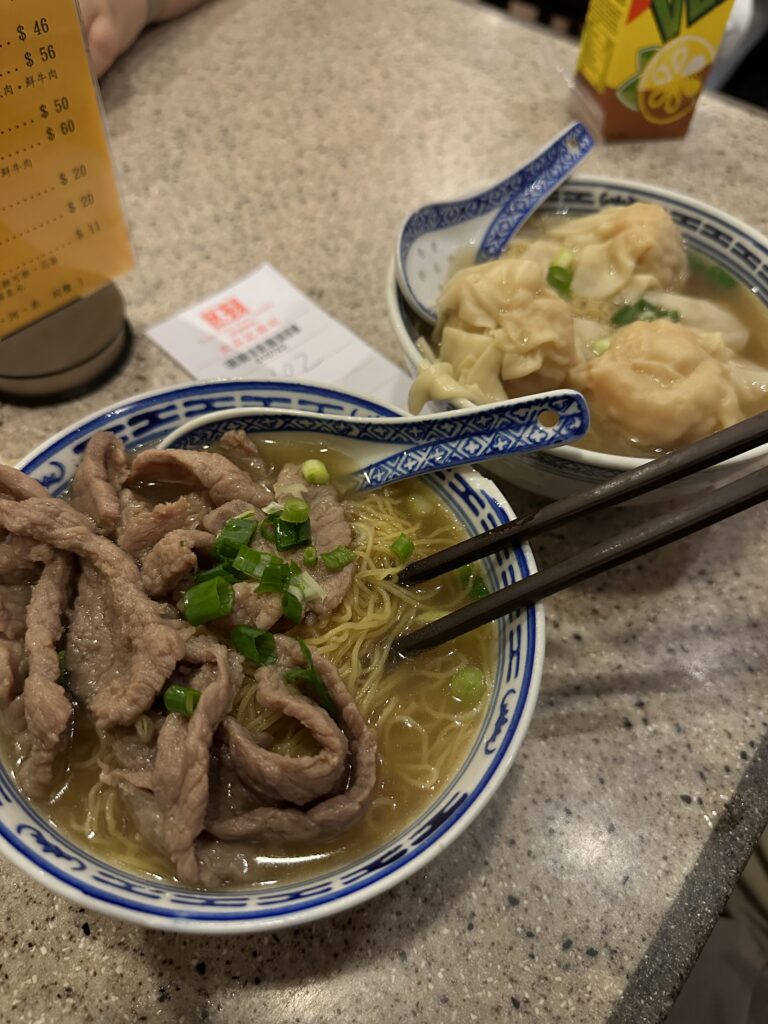 Азиатская лапша с мясом и вонтоном на столе