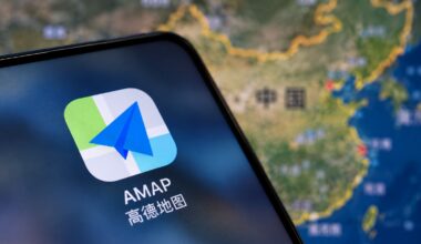 Приложение AMAP на экране смартфона перед картой Китая