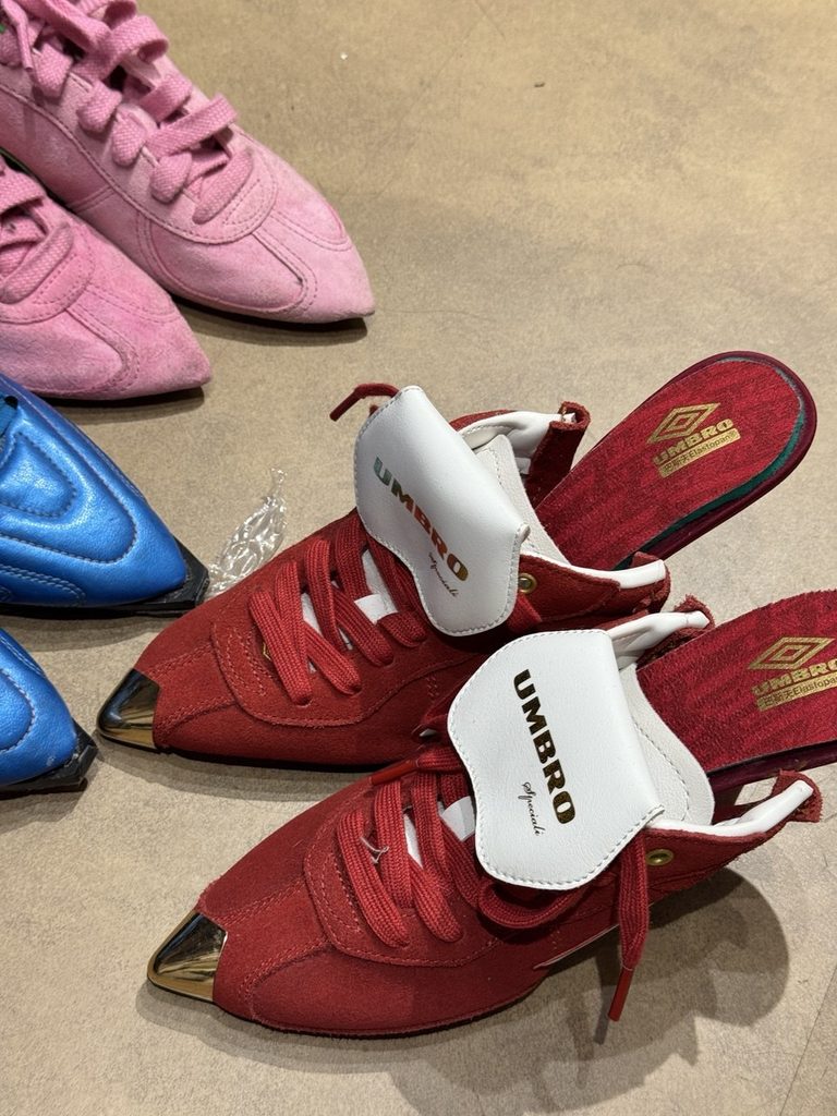 Винтажные кроссовки Umbro красные, розовые, синие на полу