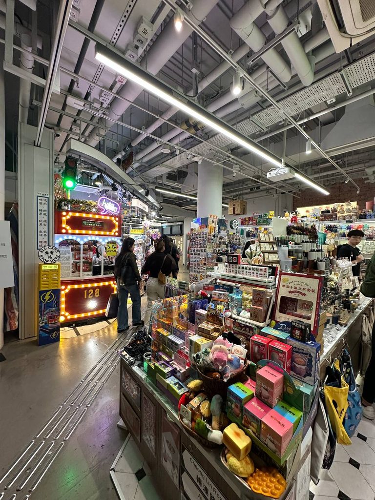 Сувениры в магазине Hong Kong Tram Store